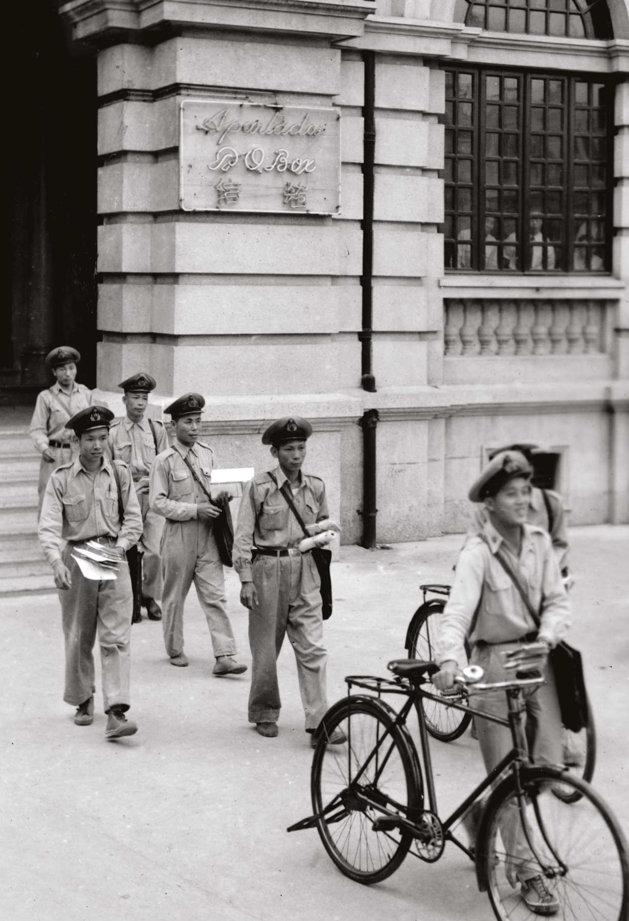 Distribuidores postais a saírem para trabalhar na década de 1950