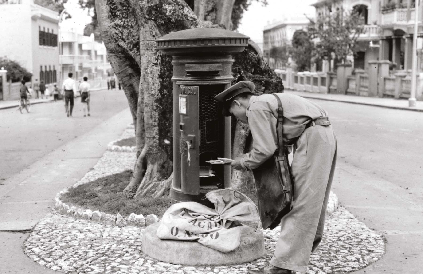  Distribuidor a recolher correio na década de 1950