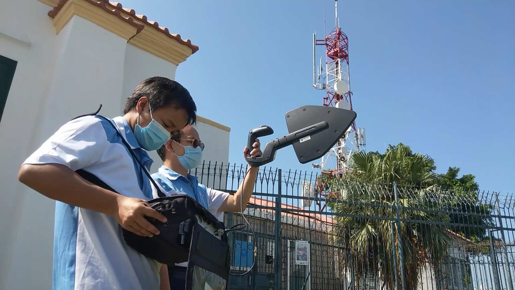 Trabalhadores a realizarem trabalhos de investigação de interferências radioeléctricas através de equipamentos de medição 
