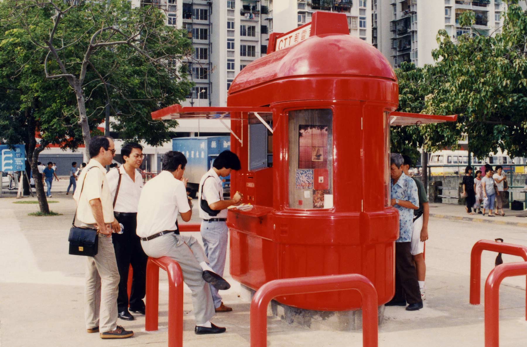 Foto 4: Cidadãos a utilizarem serviços postais em quiosque postal na década de 1980