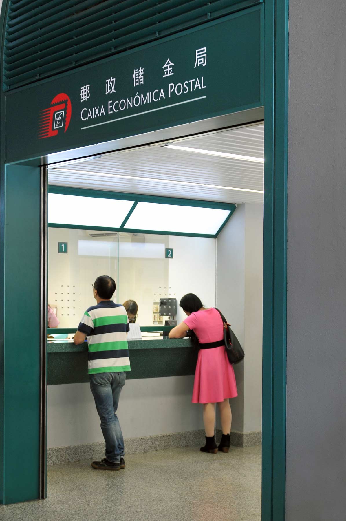 Balcão da Caixa Económica Postal a prestar serviços de caixa e de câmbio